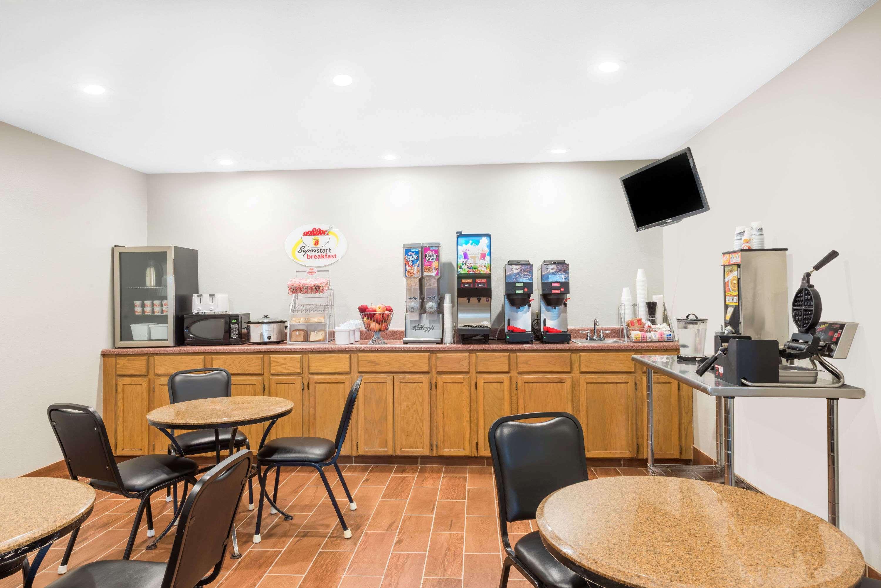 Hotel Super 8 By Wyndham Winfield-Quail Ridge Area Exterior foto